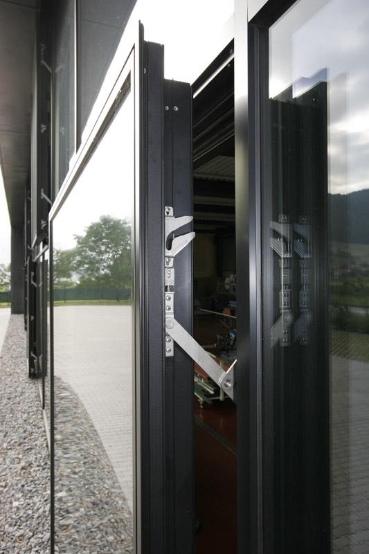 Nahaufnahme der Mehrfachverriegelung eines Fenstersystems von Haser Haslach.