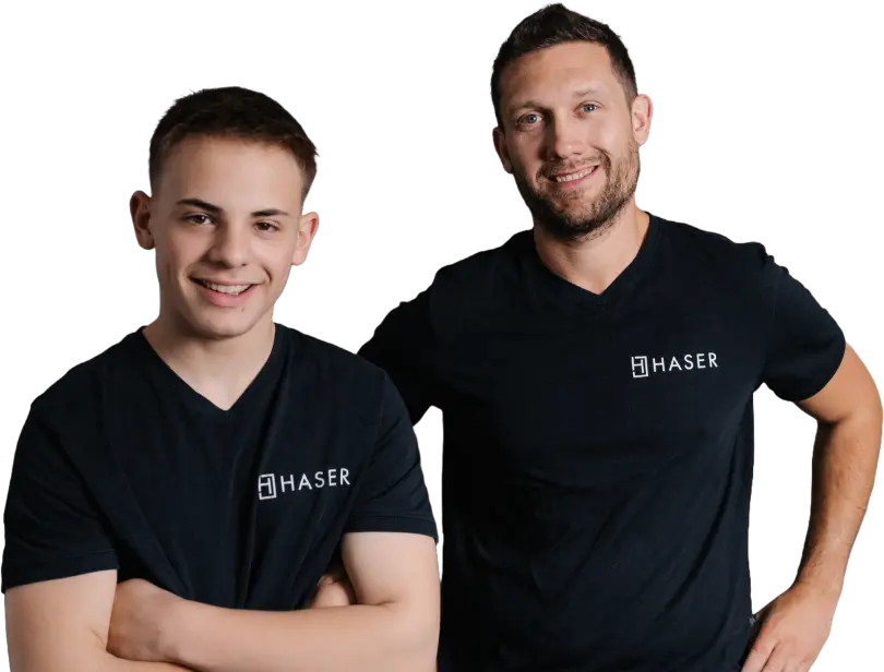 Zwei lächelnde Männer in schwarzen Haser-T-Shirts. Erfolgreiche Karriere.