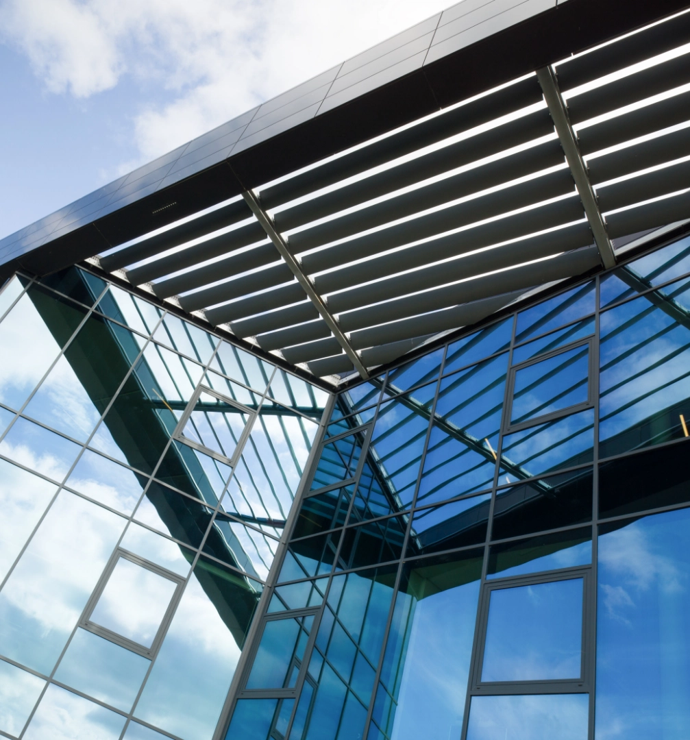 Modernes Glasgebäude mit Sonnenschutz aus Metall; architektonisches Metalldesign.Sonderkonstruktionen im Metallbau