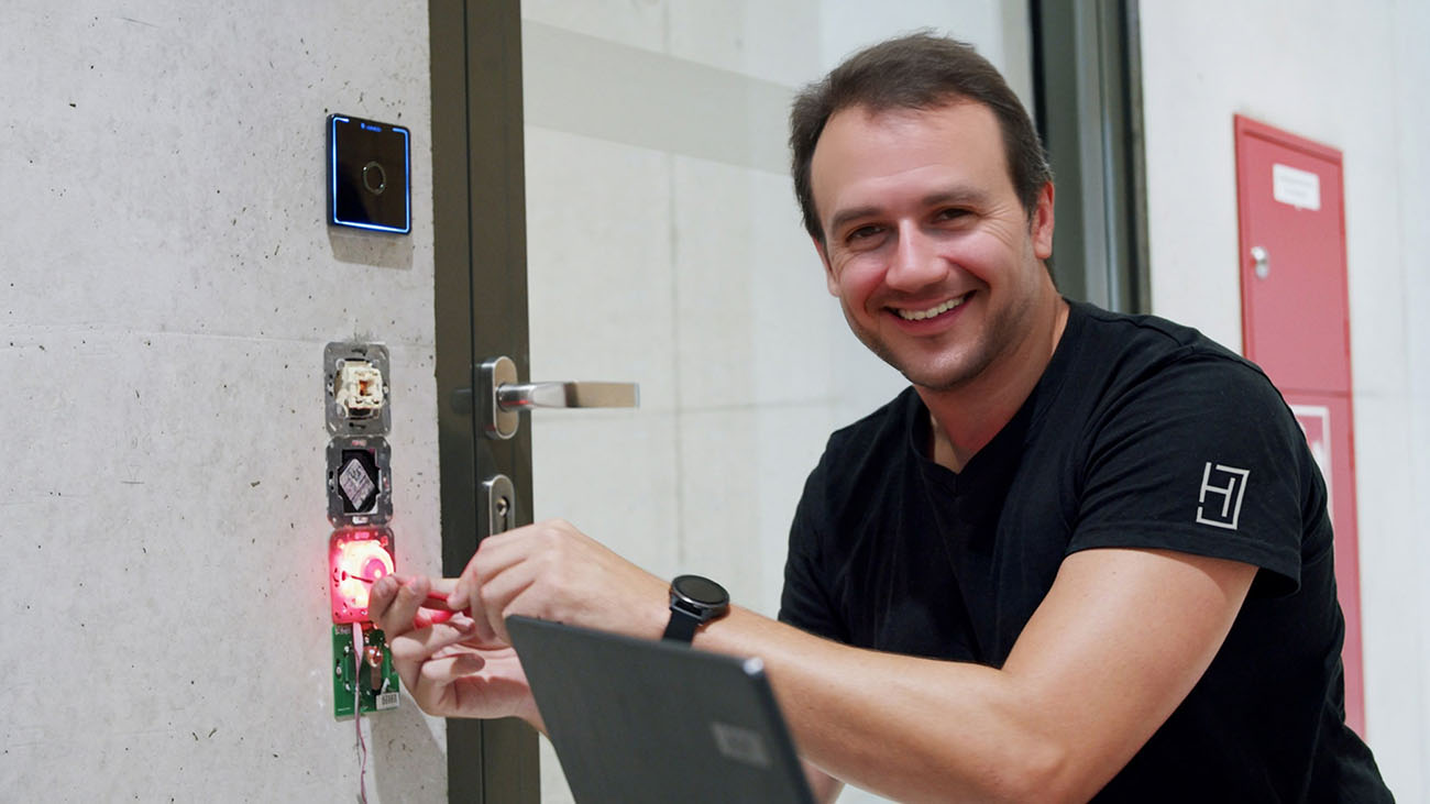 Techniker installiert Smart-Home-Sicherheitssystem. Moderne Schließ- und Sicherungstechnik.
