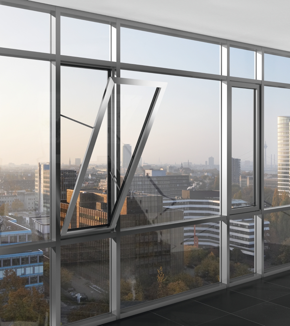 Modernes Fenster mit geöffneter Lüftungsanlage von RWA-Systeme mit Blick auf die Stadt.