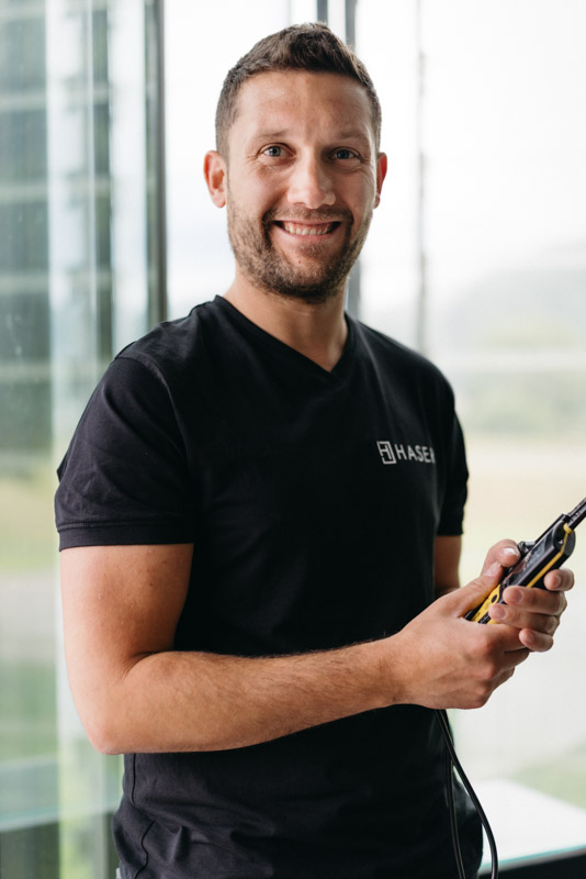 http://Freundlicher%20Servicetechniker%20mit%20einem%20Werkzeug%20in%20der%20Hand,%20der%20einen%20hervorragenden%20Service%20bietet.