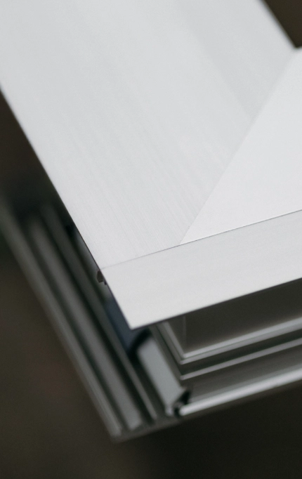 Nahaufnahme der Details eines Fensterrahmens aus hochwertigem Aluminium. Unternehmen-Qualität.