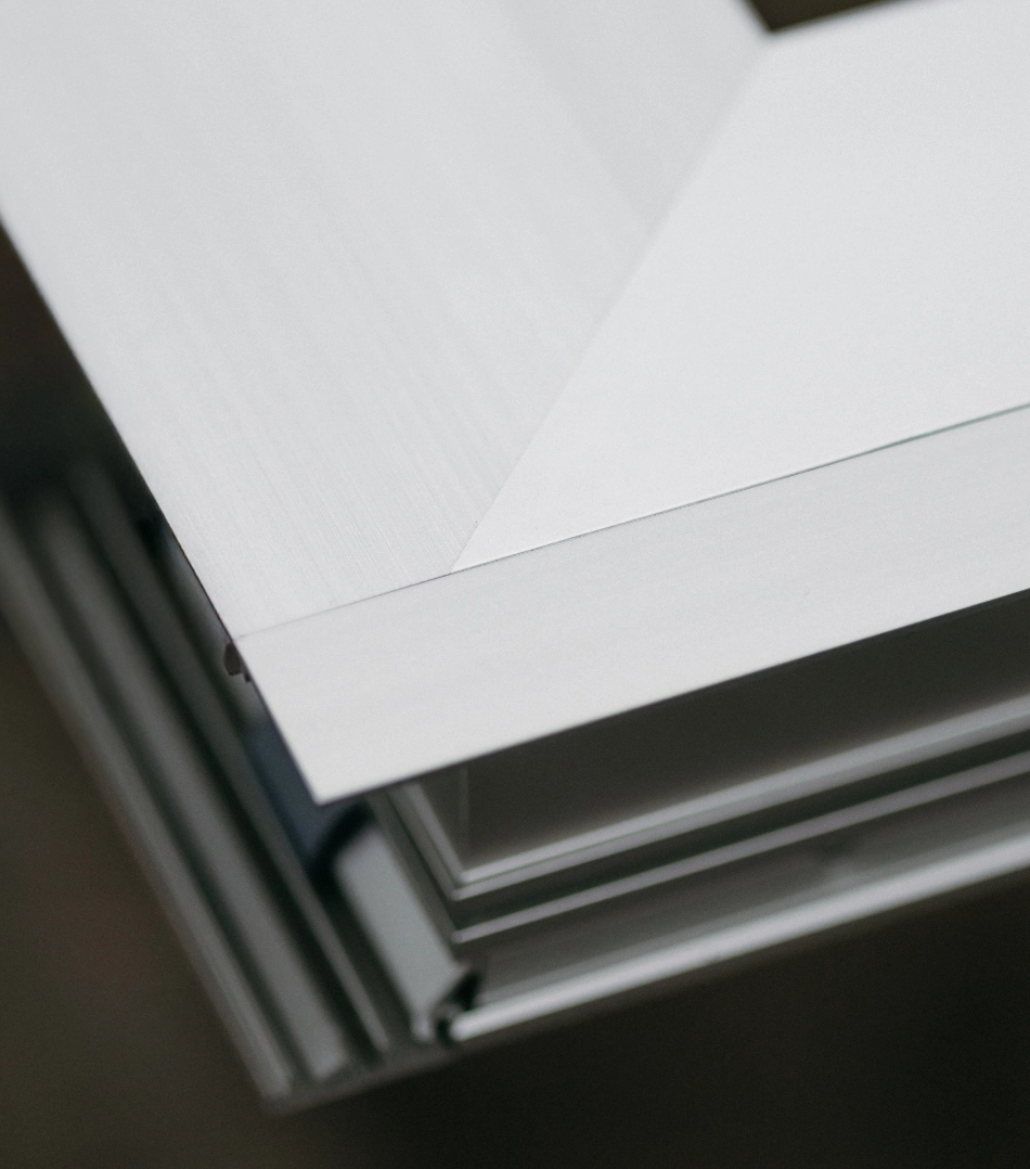 Nahaufnahme einer hochwertigen Fensterrahmenecke aus Aluminium, die präzise Handwerkskunst zeigt.