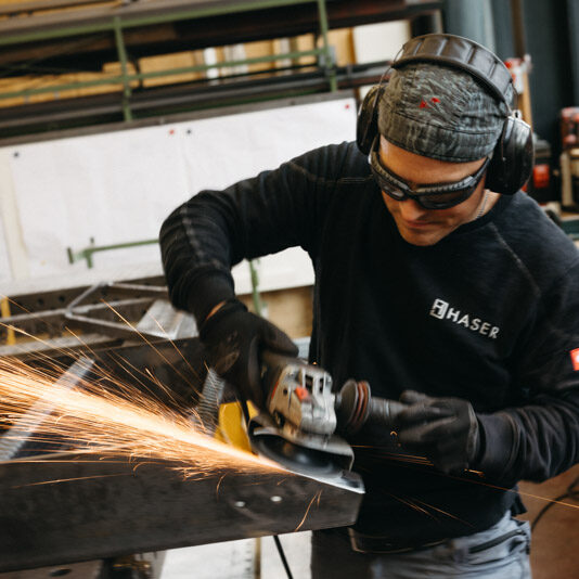 Arbeiter mit Schleifmaschine, Funken fliegen, Karrierechancen