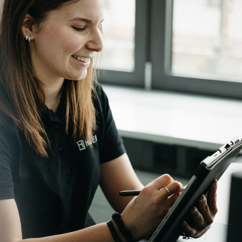 Frau verwendet Stift auf Tablet und bietet hervorragenden Service.