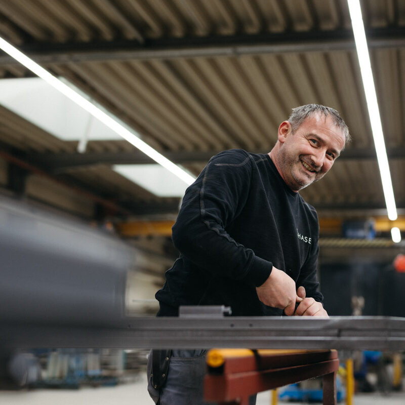 Lächelnd Metallarbeiter bei der Arbeit, Karrierechancen