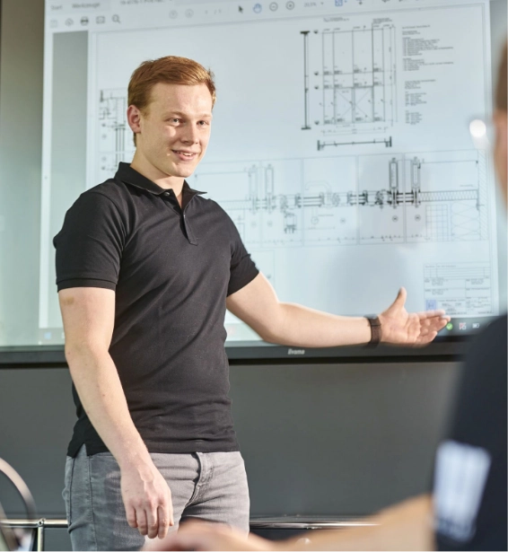 Junger Mann präsentiert technische Pläne, Karriere