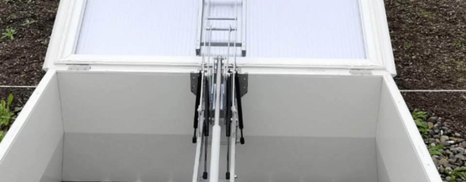 Offene RWA-Systemlüftung auf einem Flachdach mit automatisierten mechanischen Armen