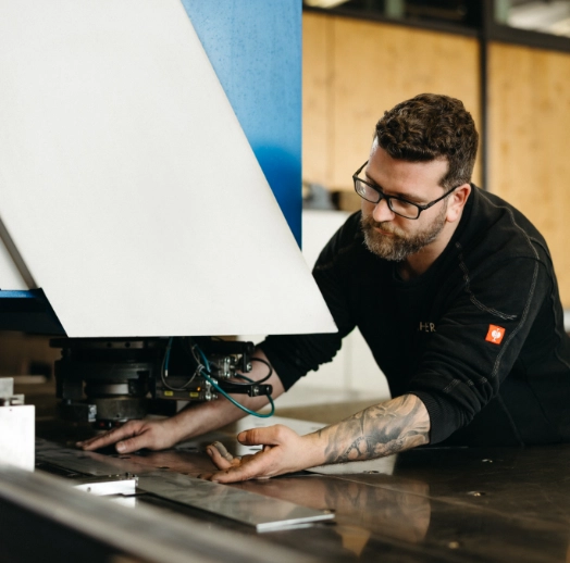 Mann bedient industrielle Metallbearbeitungsmaschine. Karrierechance.